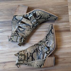 A Rider Girl‎ Buckle Snakeskin Print Ankle Pointed Toe Heeled Sandals Size 6
